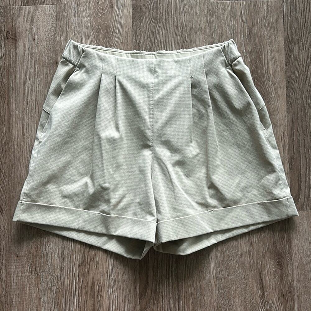 Lululemon Practical Play 3.5" Shorts‎ Light Khaki Size 4 Pleats Mid Rise